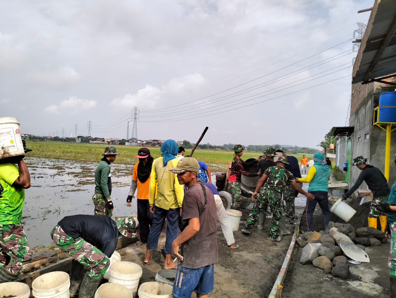 Memasuki Hari Ke-18, Satgas TMMD Ke-120 Kodim 0726/Sukoharjo Kebut Pengecoran Jalan