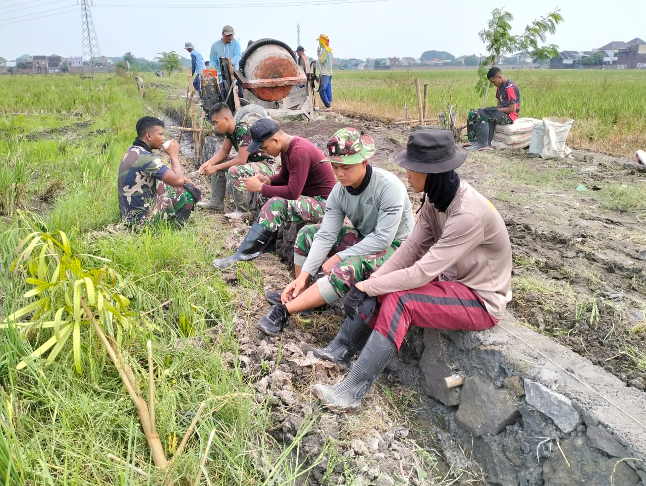 Manfaatkan Istirahat Siang, Anggota Satgas TMMD Reg Komsos dengan Warga desa Wirun