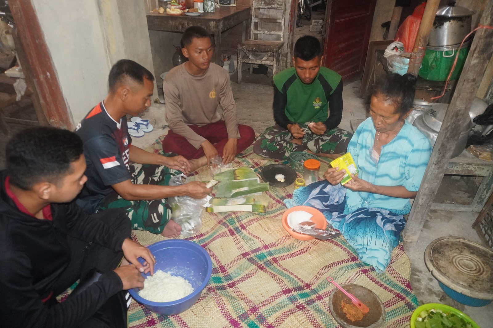 Anggota Satgas TMMD Ke 120 Kodim 0726/Sukohajo Bantu Siapkan Makan Siang