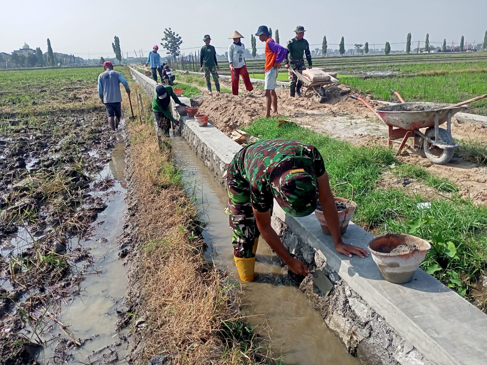 Satgas TMMD ke 120 Kodim 0726/Sukoharjo, Kerjakan Finishing Sasaran Talud