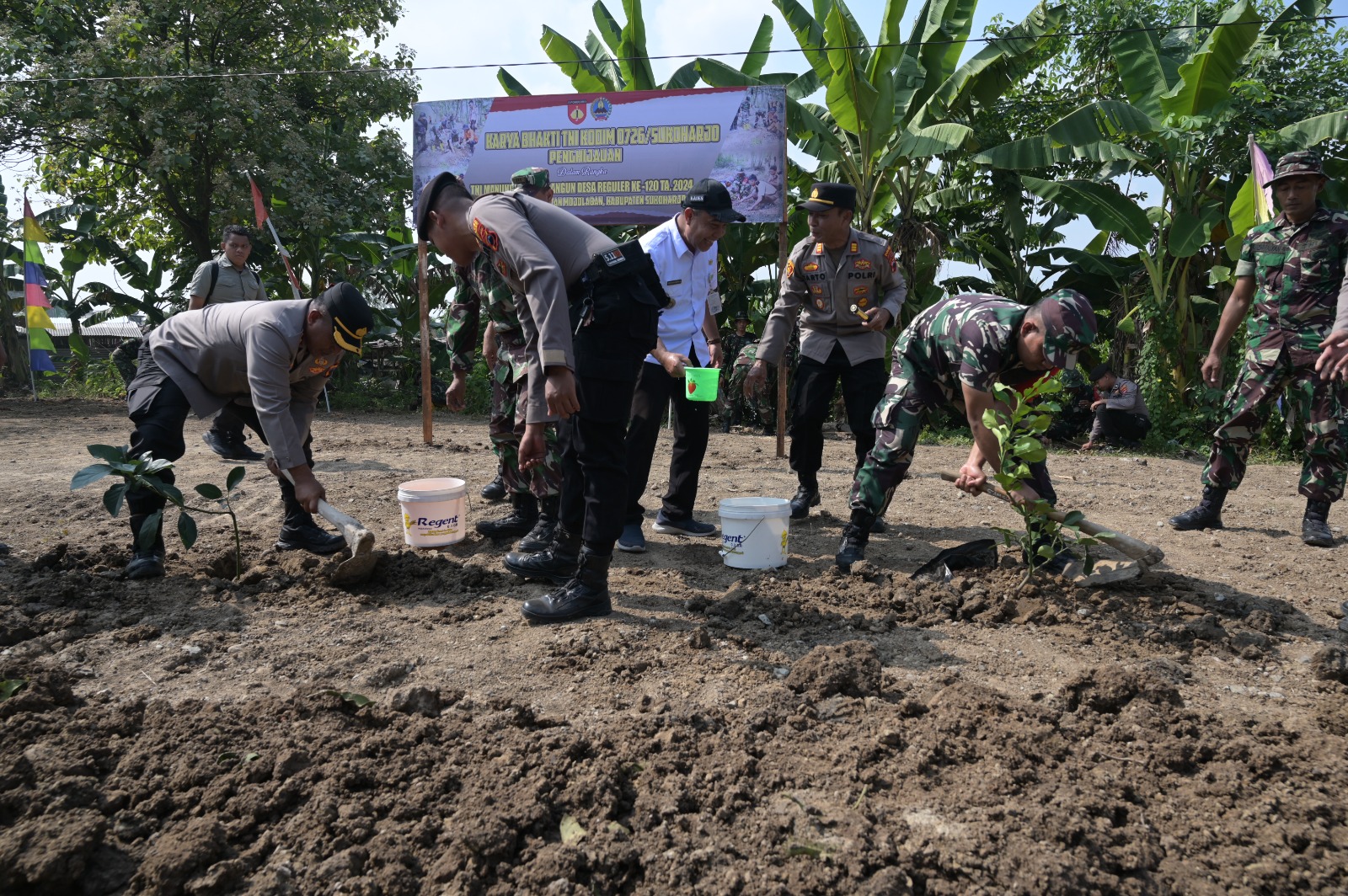 Satgas TMMD Reguler Ke-120 Kodim 0726/Sukoharjo Gelar Karya Bhakti Penghijauan dan Pembersihan pasar