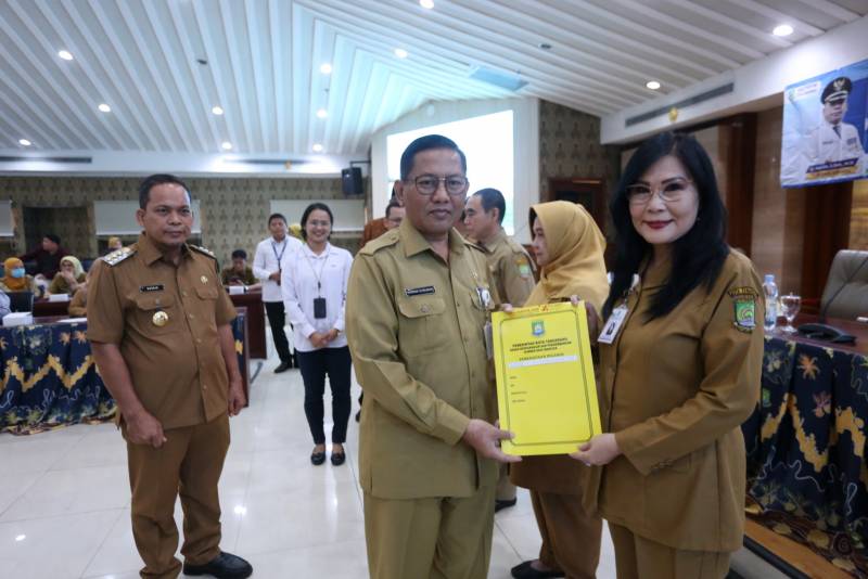 Serahkan 83 SK Pensiun, Dr. Nurdin, Terus Berkarya untuk Kota dan Bangsa