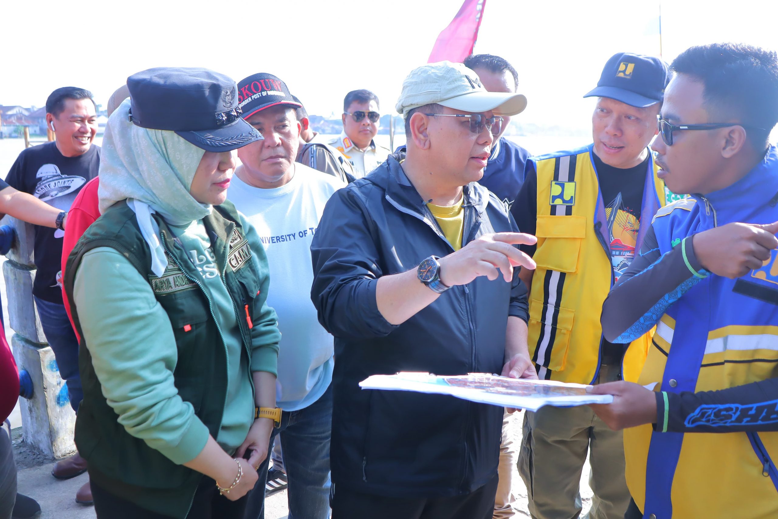 Ajak Masyarakat Peduli Lingkungan, Pj Walikota Tinjau Pembersihan Aliran Anak Sungai Musi