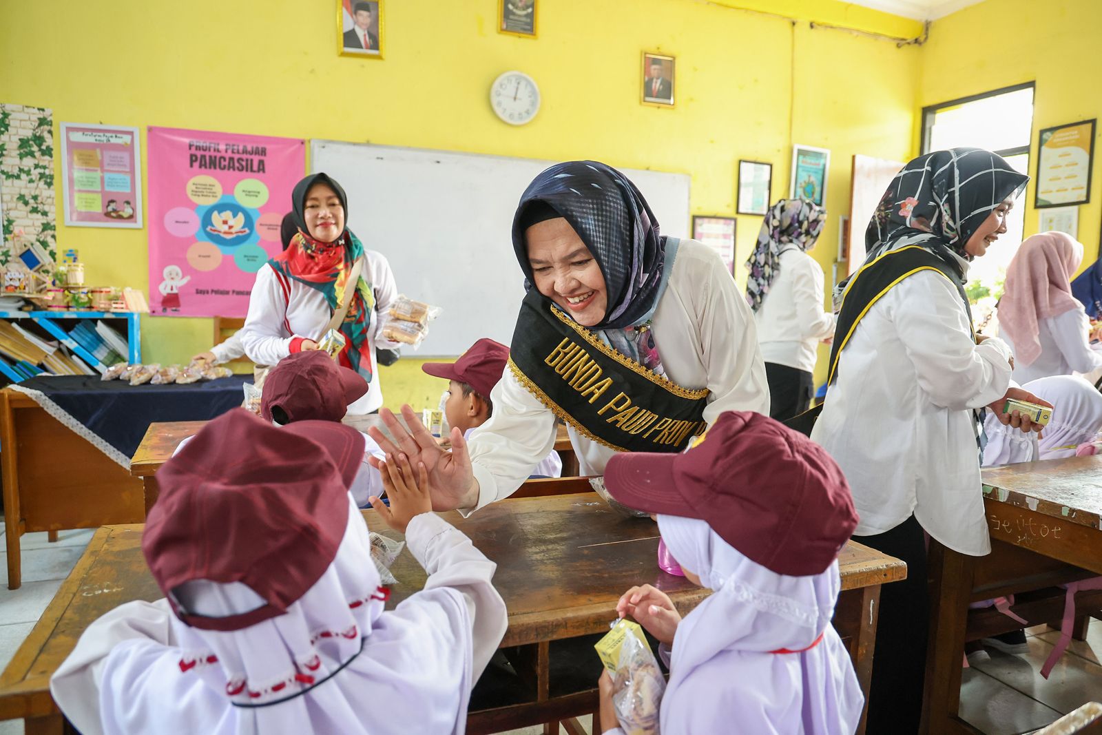 Bunda Paud Provinsi Banten Tine Al Muktabar Tinjau Pelaksanaan Transisi Belajar Paud Dengan Menyenangkan di Kota Serang