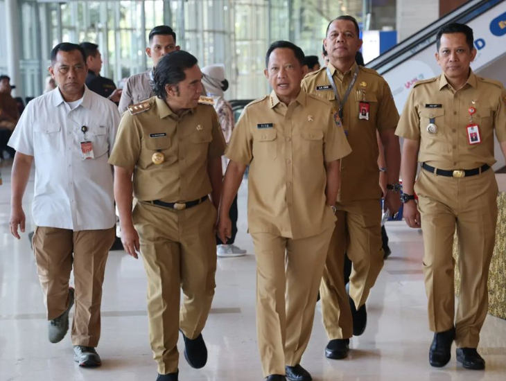 Penjabat Gubernur Banten Al Muktabar didampingi Pembina Posyandu Provinsi Banten Tine Al Muktabar mengikuti Rapat Koordinasi Nasional (Rakornas) Posyandu 2024