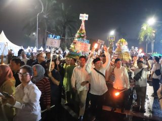 Ribuan Warga Antusias Ikuti Pawai Obor Elektrik di Pembukaan Festival Maulid Nusantara Kota Tangerang 2024