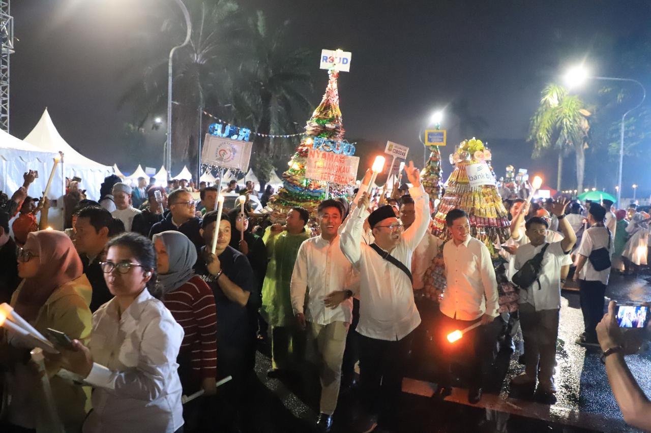 Ribuan Warga Antusias Ikuti Pawai Obor Elektrik di Pembukaan Festival Maulid Nusantara Kota Tangerang 2024