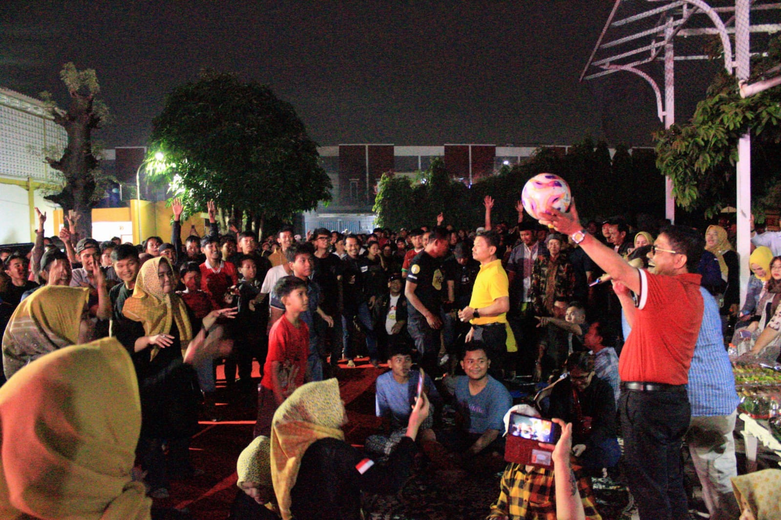 Meriah! Sachrudin Nobar Bareng Warga Tangerang, Bagikan Bola dan Doorprize