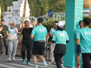 Penjabat Gubernur Banten Al Muktabar Lepas Ribuan Peserta Banten 5K Fun Run 2024 di Kota Serang