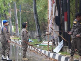 Penertiban Ribuan Alat Peraga Sosialisasi oleh Satpol PP dan Bawaslu Kabupaten Tangerang