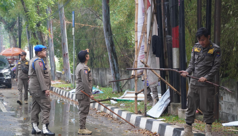 Penertiban Ribuan Alat Peraga Sosialisasi oleh Satpol PP dan Bawaslu Kabupaten Tangerang