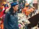 Tumpukan Sampah Penuhi Jalan di Kapuk Pasca Banjir