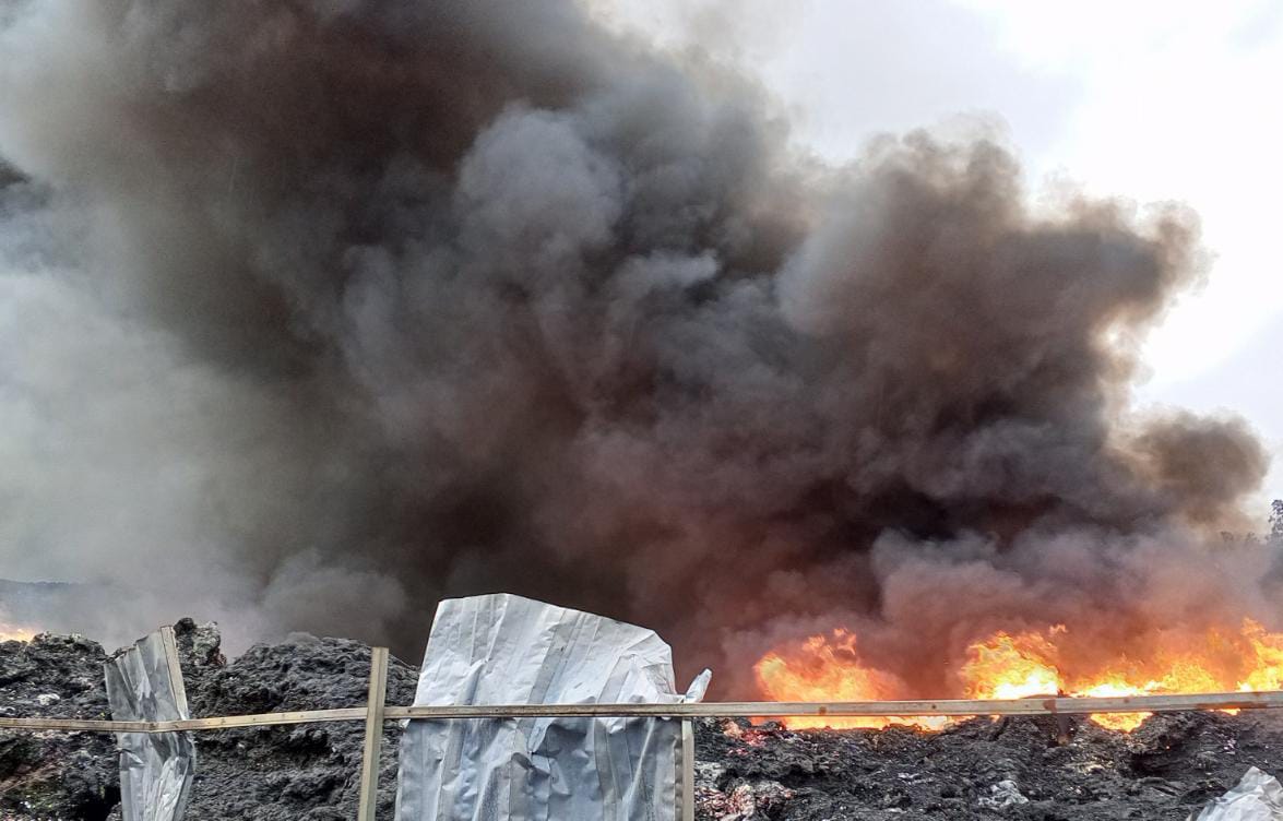 Kebakaran Pabrik Plastik di Sepatan Timur, 8 Unit Pemadam Dikerahkan