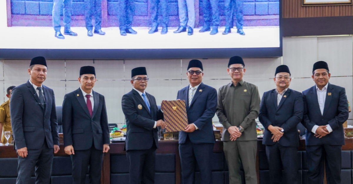 Gubernur Banten Sampaikan Nota Pengantar Raperda Penguatan Bank Banten dan RPJMD 2025–2029