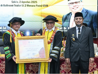 Tokoh Pendidikan Nasional Terima Penghargaan dari Forum FIP se-Indonesia di Dies Natalis ke-64 UNM