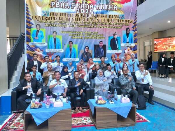 Pacu Jalur, Pacu Semangat di Opening PBAK Prana Artha, Menyambut Mahasiswa  Baru FEBI UIN Raden Fatah 2025