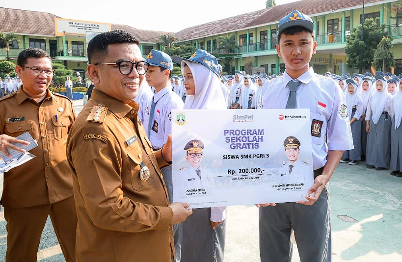 Kunjungan Gubernur Banten Andra Soni ke SMK PGRI 3 Serang: Dorong Program Sekolah Gratis dengan Penyerahan Rekening Siswa