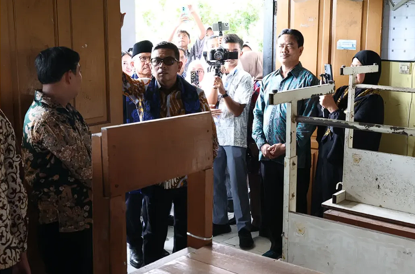 Gubernur Banten Andra Soni Tinjau Plafon Kelas SMAN 14 Tangerang yang Rusak Diterpa Angin Kencang