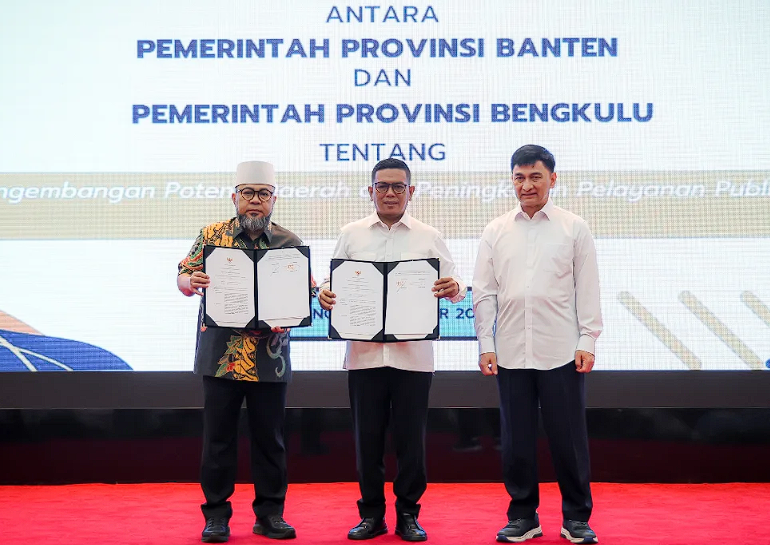 Gubernur Banten Andra Soni dan Gubernur Bengkulu Helmi Hasan Teken Kesepakatan Bersama di Serang Gubernur Banten Andra Soni dan Gubernur Bengkulu Helmi Hasan Teken Kesepakatan Bersama di Serang