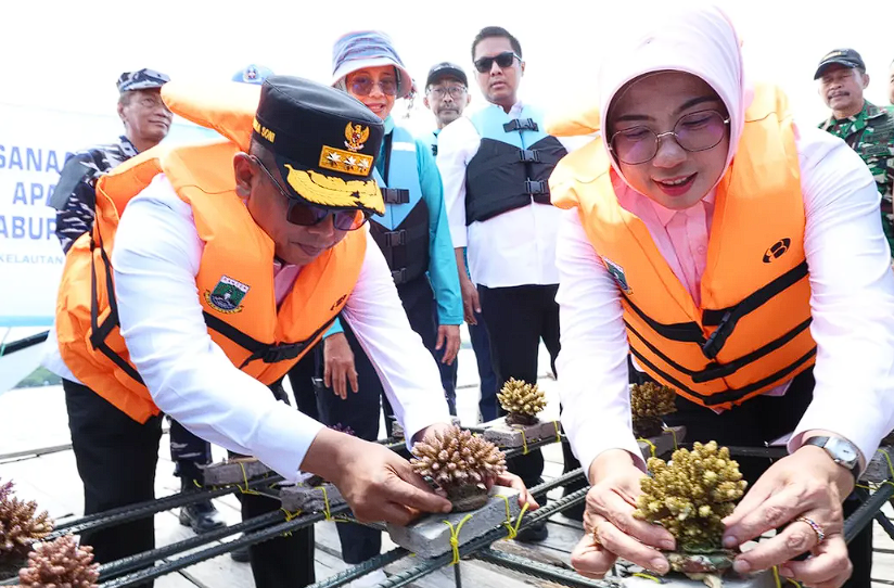 Gubernur Banten Andra Soni Dampingi Istri Ikuti Kegiatan Konservasi Alam Bawah Laut di Pantai Desa Sukarame, Pandeglang Gubernur Banten Andra Soni Dampingi Istri Ikuti Kegiatan Konservasi Alam Bawah Laut di Pantai Desa Sukarame, Pandeglang