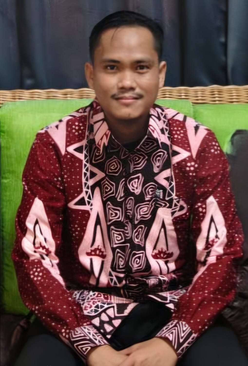 Pinjol vs Pinjol Syariah: Antara Kecepatan Digital dan Nilai Kemanusiaan Pinjol vs Pinjol Syariah: Antara Kecepatan Digital dan Nilai Kemanusiaan