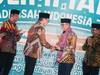 Gubernur Banten Andra Soni Terima Plakat dari Wamenag di Gala Dinner Olimpiade Madrasah Indonesia 2025