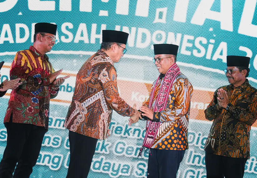 Gubernur Banten Andra Soni Terima Plakat dari Wamenag di Gala Dinner Olimpiade Madrasah Indonesia 2025