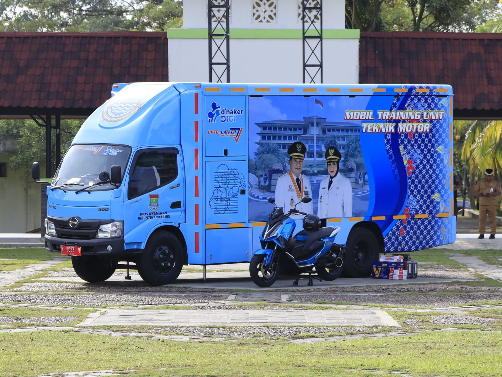 Bupati Tangerang Luncurkan Mobil Training Servis Motor dan Serahkan Bantuan Alat Service AC