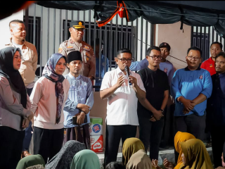 Gubernur Banten Andra Soni Tinjau Korban Banjir di Desa Cigelam Ciruas Serang