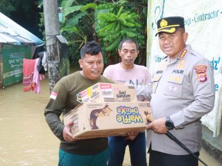 Kapolresta Tangerang Tinjau Banjir di Margasari Tigaraksa, Distribusikan Bantuan
