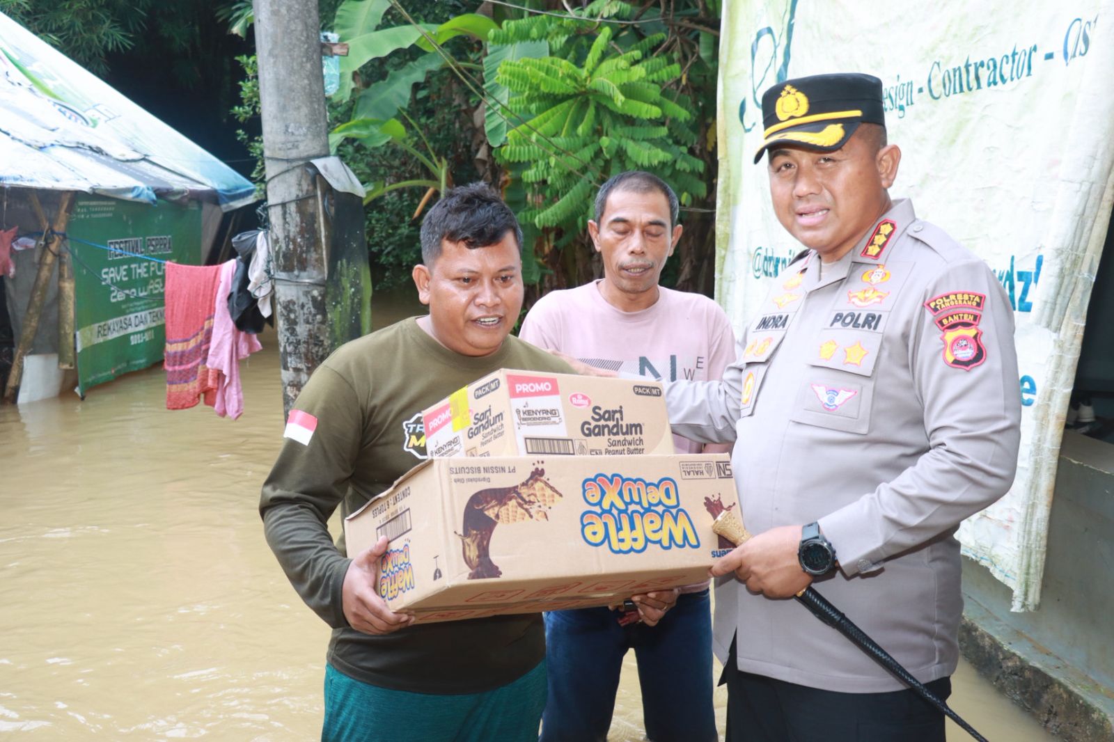 Kapolresta Tangerang Tinjau Banjir di Margasari Tigaraksa, Distribusikan Bantuan