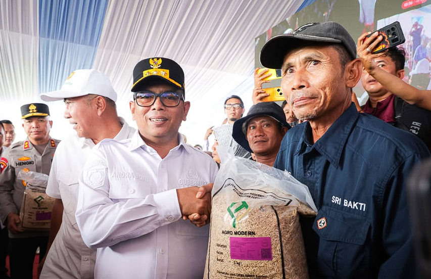 Gubernur Banten Andra Soni Ikuti Panen Raya Nasional dan Serahkan Bantuan Petani di Serang