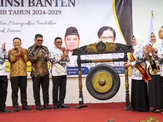 Gubernur Banten Andra Soni Terima Anugerah Dwi Praja dari PB PGRI
