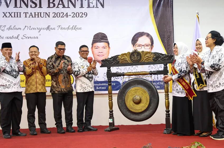 Gubernur Banten Andra Soni Terima Anugerah Dwi Praja dari PB PGRI
