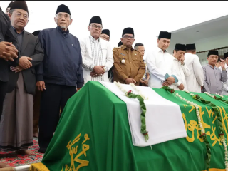 Gubernur Banten Andra Soni dan Wagub A Dimyati Takziah ke Almarhum Triyana Syam’un di Pandeglang