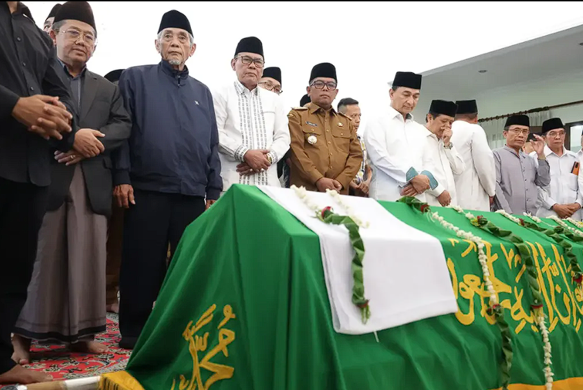 Gubernur Banten Andra Soni dan Wagub A Dimyati Takziah ke Almarhum Triyana Syam’un di Pandeglang