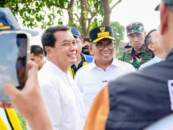 Gubernur Banten Andra Soni Tinjau Banjir dan Salurkan Bantuan di Pasar Kemis Tangerang