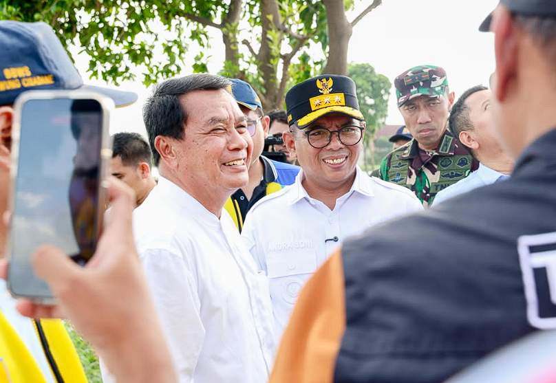 Gubernur Banten Andra Soni Tinjau Banjir dan Salurkan Bantuan di Pasar Kemis Tangerang