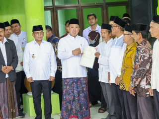 Gubernur Banten Andra Soni dan Menteri ATR/BPN Nusron Wahid menyerahkan sertifikat tanah wakaf dan teken kerja sama percepatan sertifikasi di Banten.