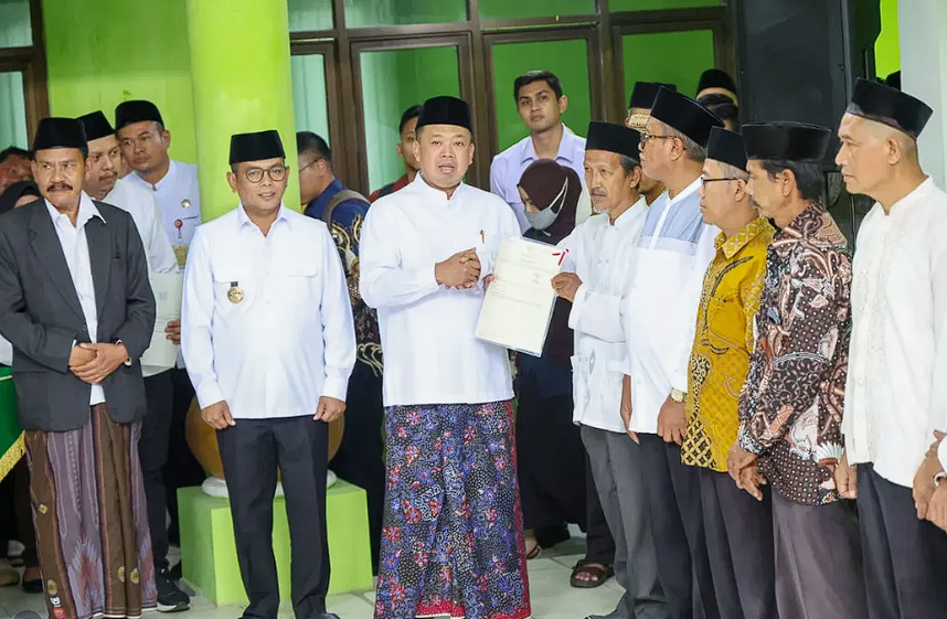 Gubernur Banten Andra Soni dan Menteri ATR/BPN Nusron Wahid menyerahkan sertifikat tanah wakaf dan teken kerja sama percepatan sertifikasi di Banten.