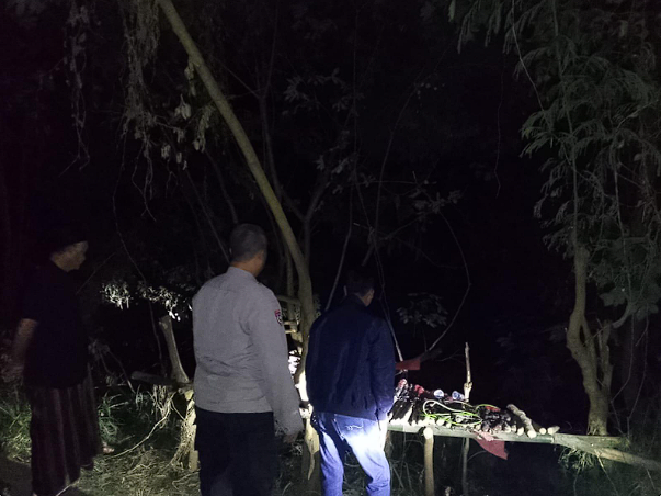Polisi Buru Tiga Pria yang Tinggalkan Obat Keras dan Motor di Saung Pinggir Jalan