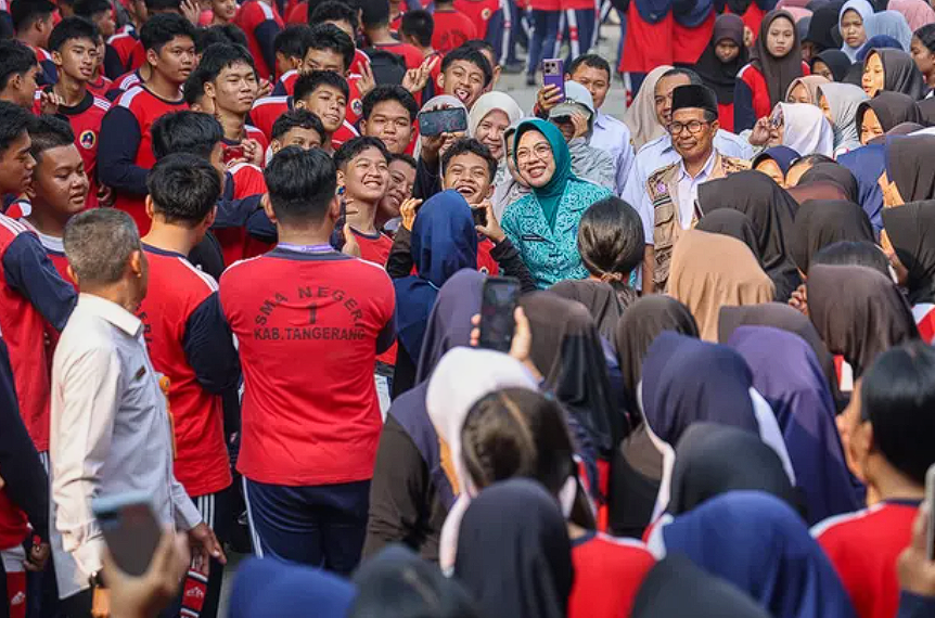 Tinawati Andra Soni dan Rismawati Maesyal Rasyid Hadiri PKK Mengajar di SMAN 1 Tangerang