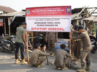 Satpol PP Kabupaten Tangerang Tertibkan 81 Lapak dan Kios di Eks TPPS Pasar Cisoka