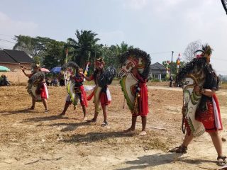Kuda Lumping New Budoyo Mudo Guncang Puncak Kemerdekaan RT 05, Lurah Pasar 1 Puji Kebersamaan Warga