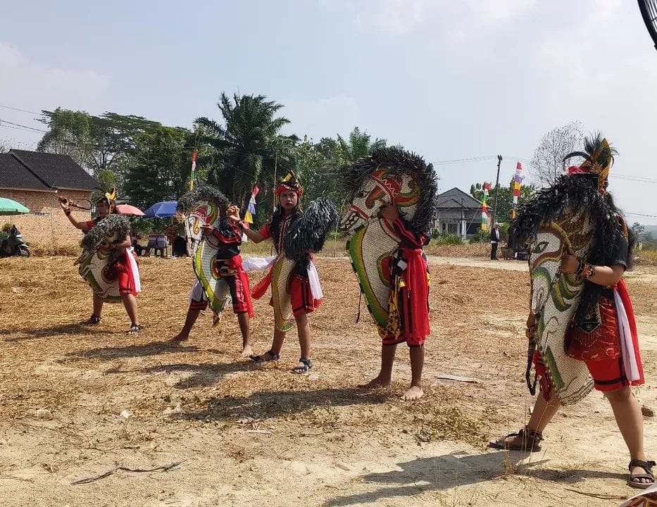 Kuda Lumping New Budoyo Mudo Guncang Puncak Kemerdekaan RT 05, Lurah Pasar 1 Puji Kebersamaan Warga