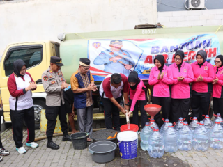 Polresta Tangerang Salurkan Air Bersih untuk Warga Balaraja