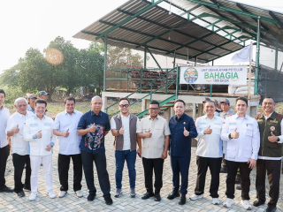 Andra Soni Hadiri Serah Terima 1.000 Ayam Petelur Bahagia