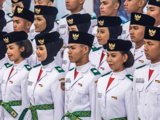 Neeltje Werimon Pembawa Baki Penurunan Bendera HUT Ke-81 RI