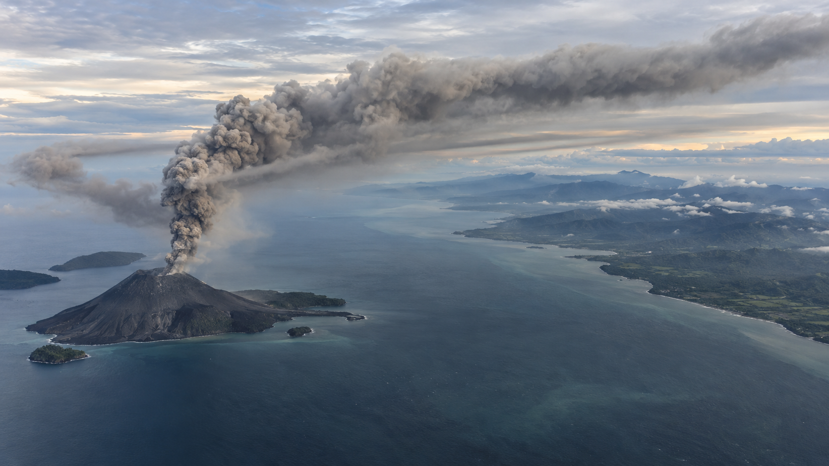 Abu Anak Krakatau Bisa Sampai Jateng dan Jatim? Ini Kata BMKG