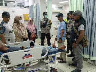 Aksi Sigap Ketua DPRD Muara Enim Deddy Arianto Sutopo, S.Pd Evakuasi Korban Laka Lantas di Depan PLTU Tanjung Enim
